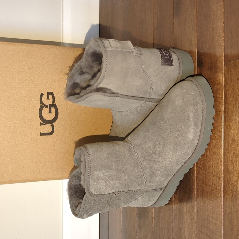🆕 Ugg short boots grey